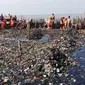 petugas tampak membersihkan sampah teluk Jakarta. (Anendya Niervana)