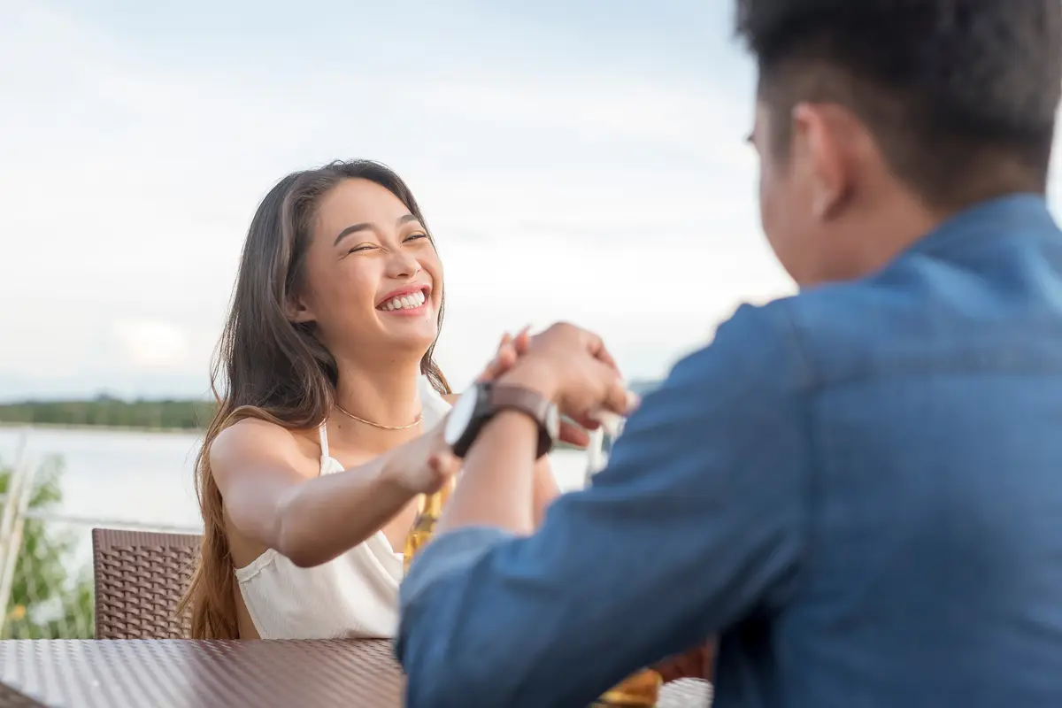 perempuan dan pasangan 11 juli tawa