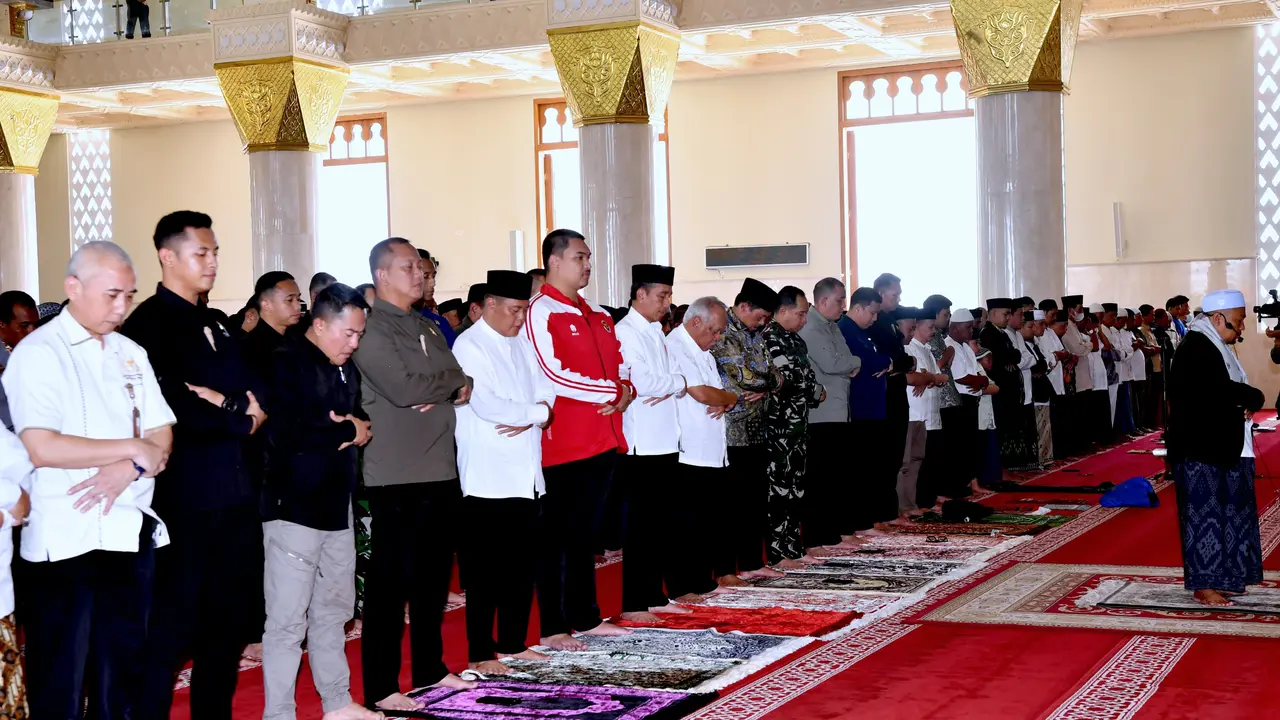 Jokowi Salat Jumat dan Resmikan Masjid Agung Madaniyah di Karanganyar