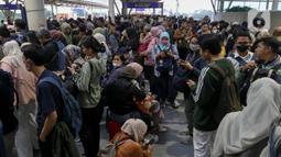 KAI Commuter menambah perjalanan pada commuter line Jabodetabek per 1 Februari 2025 sehingga waktu perjalanan semakin singkat. (Liputan6.com/Herman Zakharia)