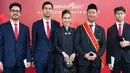 <p>Beberapa menteri mendapatkan tanda kehormatan dari Presiden Jokowi di Istana Negara. Salah satunya yang menarik untuk dilihat adalah penampilan para istri. Loemongga memilih kebaya hitam polos yang panjang, dengan padu padan kain batik cokelat. Sentuhan bros silver menjadi pemanis penampilannya secara keseluruhan. [Foto: Instagram/loemongga]</p>