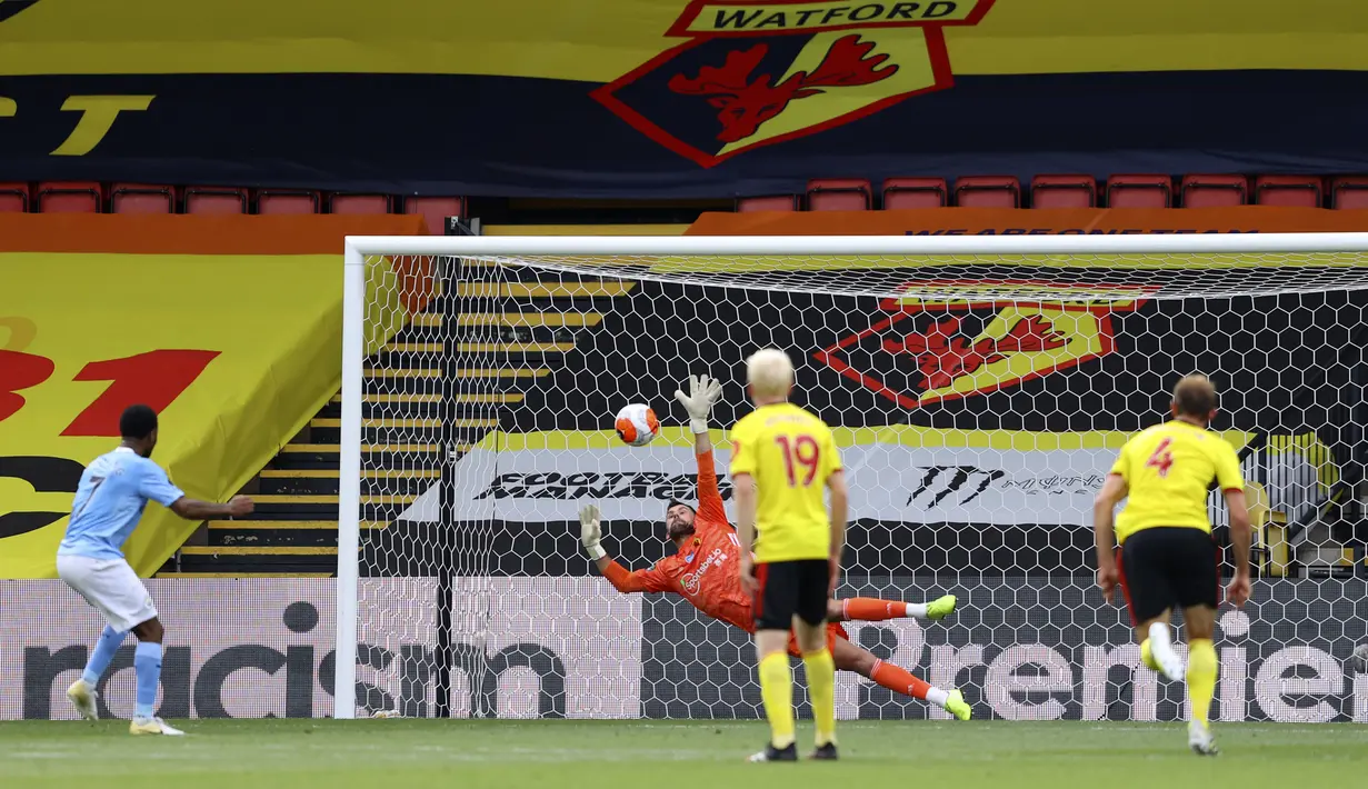 Pemain Manchester City Raheem Sterling (kiri) mencetak gol ke gawang Watford pada lanjutan Liga Premier Inggris di Stadion Vicarage Road, Watford, Inggris, Selasa (21/7/2020). Manchester City menang 4-0. (Richard Heathcote/Pool via AP)