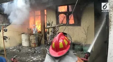 Akibat korsleting listrik, rumah agen minyak tanah di Siantar terbakar