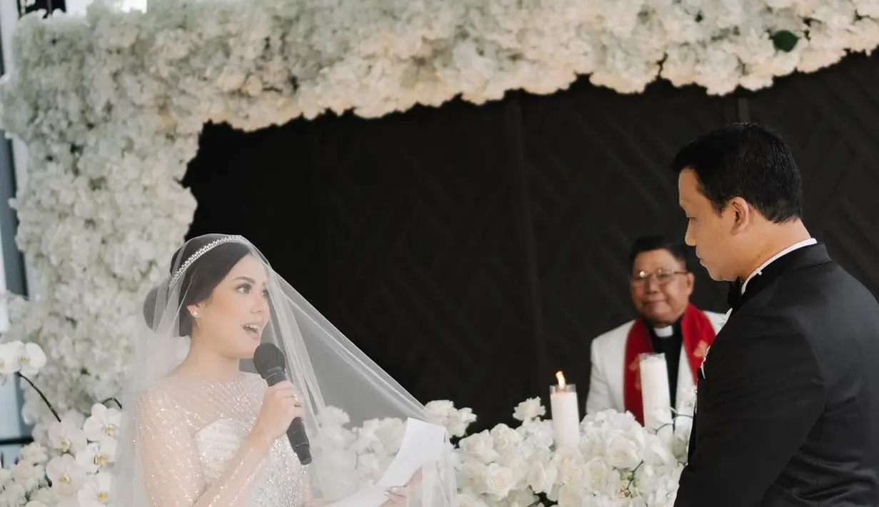 Gaun pengantin pilihan Tina Toon merupakan strapless dress dengan bagian dada dan lengan tertutup secara transparan. Gaun ini gemerlap dan mewah bertabur payet dan batu-batu kristal yang berkilauan. Foto: Instagram.