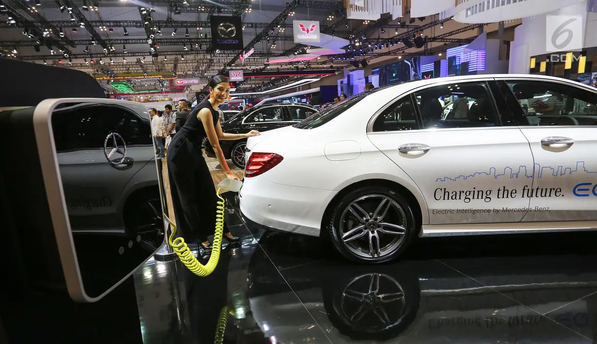 Mobil hybrid tenaga listrik Mercedes-Benz E 300 e EQ Power dipamerkan dalam GAIKINDO Indonesia International Auto Show (GIIAS) 2019 di ICE BSD, Tangerang, Jumat (19/7/2019). Mobil berkapasitas 2000 cc turbocharger dengan tenaga 211 horsepower. (Liputan6.com/Fery Pradolo)