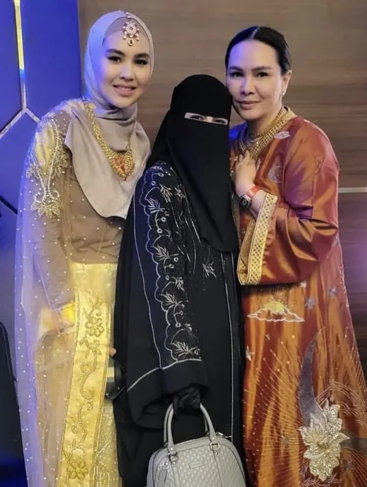 Kartika Putri tampil dengan busana warna coklat keemasan lengkap dengan aksesori kepala dan kalungnya. Ummi Pipik pun hadir mengenakan abaya hitam. [@_ummi_pipik_]