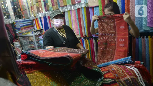 PPKM Level 2, Begini Aktivitas Pedagang Kain Ulos di Pasar Senen