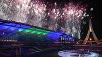 Ratusan kembang api menghiasi langit&nbsp;di atas Morodok Techo Stadium,&nbsp;Phnom Penh, Jumat (5/5/2023) malam WIB, pada opening ceremony SEA Games 2023. (AFP/TANG CHHIN SOTHY)