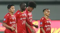 Para pemain Persija Jakarta tampak lesu usai ditahan imbang 1-1 Bhayangkara FC dalam laga pekan ke-33 BRI Liga 1 2021/2022 di Stadion Kapten I Wayan Dipta, Gianyar, Bali, Sabtu (26/3/2022). (Bola.com/M Iqbal Ichsan)