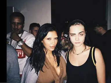 Kim Kardashian memamerkan foto terbarunya bersama Cara Delevingne dengan wajah alis yang telah di-bleaching.(instagram.com/kimkardashian)