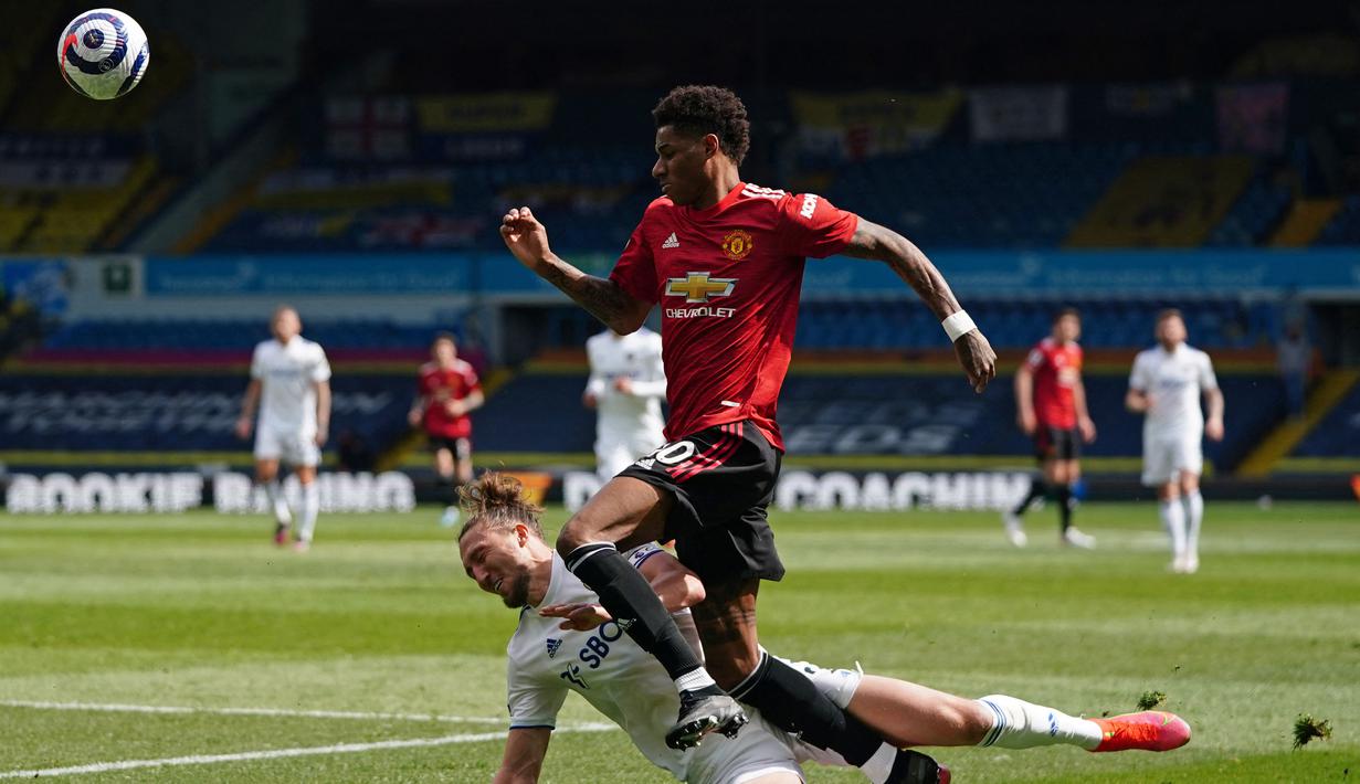 Manchester United mengambil inisiatif menyerang sejak menit pertama. Marcus Rashford punya peluang emas diawal dan diakhir babak pertama laga. Namun, bola hasil tembakannya masih sangat lemah. (Foto: AFP/Pool/Jon Super)
