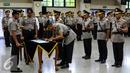 Kapolda Metro Jaya, Irjen Moechgiyarto disaksikan Kapolri Jend. (Pol.) Badrodin Haiti saat penandatanganan surat perintah tugas pada sertijab Kapolda di Rupatama, Mabes Polri, Jakarta, (21/3). (Liputan6.com/Fery Pradolo)