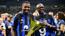 Pemain Inter Milan, Marcus Thuram, merayakan gelar juara Serie A bersama sang ayah yang juga seorang legenda Juventus yakni Lilian Thuram di Stadion Giuseppe Meazza, (19/5/2024). (AFP/Marco Bertorello)