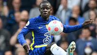 Pemain Chelsea, N'Golo Kante berusaha mengontrol bola dalam pertandingan lanjutan Liga Inggris 2021/2022 melawan West Ham United yang berlangsung di Stamford Bridge, Minggu (24/4/2022). NGolo Kante juga bakal berstatus penggangguran pada 1 Juli 2023. Gemuknya lini tengah Chelsea dengan gempuran pemain baru memungkin dirinya tidak akan diperpanjang kontraknya oleh Chelsea dan akan berstatus bebas transfer pada akhir musim ini. (AFP/Justin Tallis)