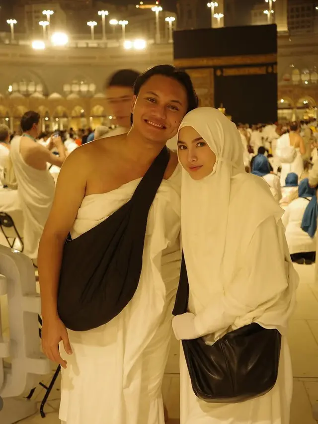 Rizky Febian dan Mahalini umrah