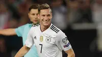 Gelandang Jerman, Julian Draxler melakukan selebrasi usai mencetak gol ke gawang Norwegia pada grup C Kualifikasi Piala Dunia 2018 di Stuttgart, Jerman,(4/9). Jerman menang telak atas Norwegia 6-0. (AP Photo/Matthias Schrader)