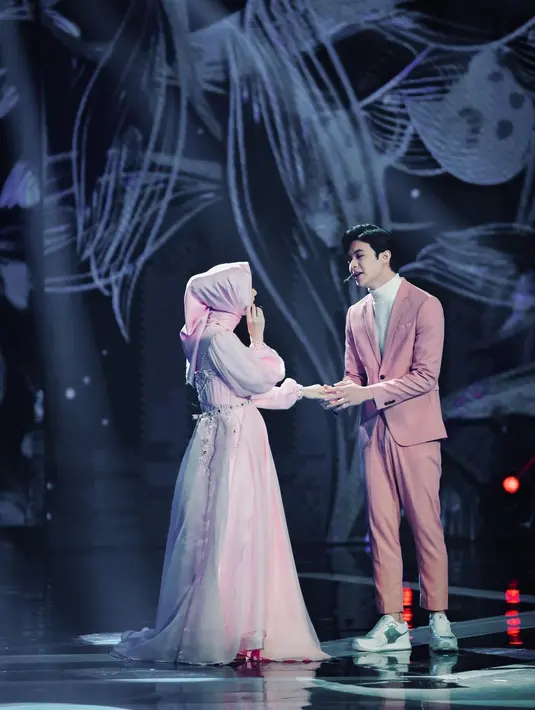 Dinda Hauw dan Rey Mbayang menikah pada bulan Juli 2020. Kini keduanya tengah menantikan anak pertama mereka, setelah kabar kehamilan Dinda diumumkan pada Desember 2020 lalu. (Instagram/dindahw)