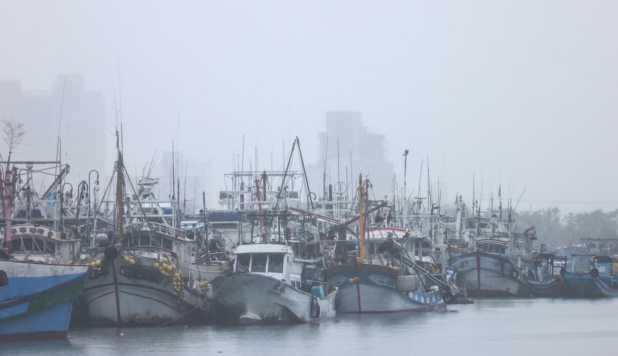 Taiwan bersiap menghadapi hantaman Topan Kong-rey yang diperkirakan menerjang pada Kamis (31/10/2024). (I-Hwa CHENG/AFP)