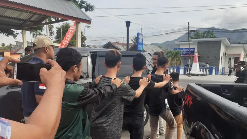 Kepolisian Resor Bone Bolango kembali menangkap enam terduga pelaku panah wayer yang masih berstatus pelajar, Kamis (5/12/2019). (Foto: Liputan6.com/Aceng Mukaram)