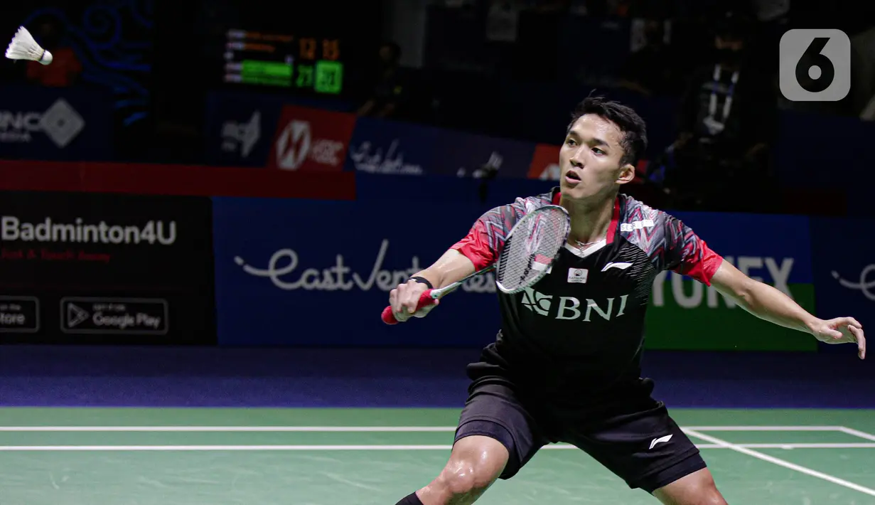 Pebulu tangkis tunggal putra Indonesia Jonatan Christie memukul kok ke arah tunggal putra Thailand Kantaphon Wangcharoen dalam babak 32 besar Indonesia Open 2022 di Istora Senayan, Jakarta, Rabu (15/6/2022). Dengan kemenangan ini, Jonatan Christie melangkah ke babak 16 besar. (Liputan6.com/Faizal Fanani)