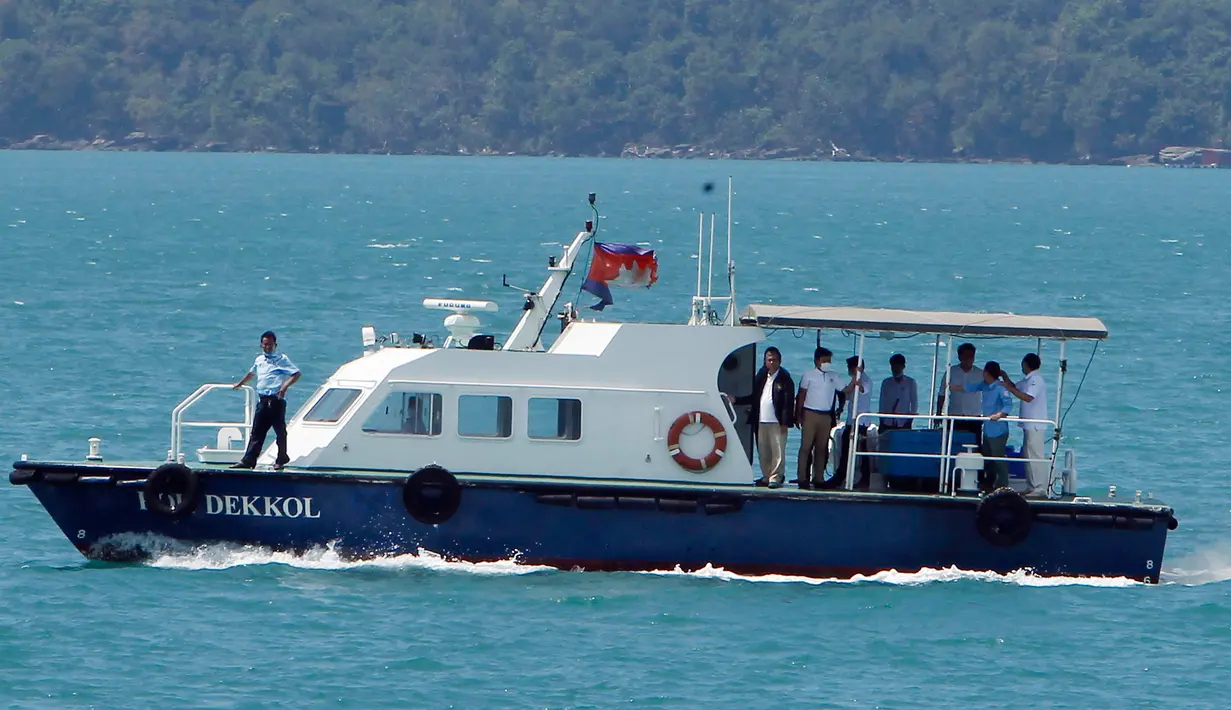 Kapal cepat mengangkut sampel penumpang dari kapal pesiar MS Westerdam yang sakit di luar pelabuhan Sihanoukville, Kamboja, Kamis (13/2/2020). Tim medis akan melakukan pemeriksaan kesehatan dan menentukan proses penurunan penumpang serta awak kapal tersebut. (AP Photo/Heng Sinith)