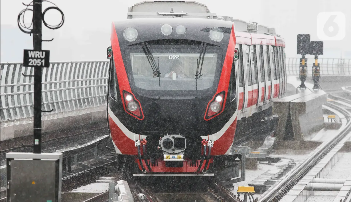 Kereta ringan atau Light Rail Transit (LRT) Jabodebek melintas di Jakarta, Kamis (6/7/2023). (Liputan6.com/Herman Zakharia)