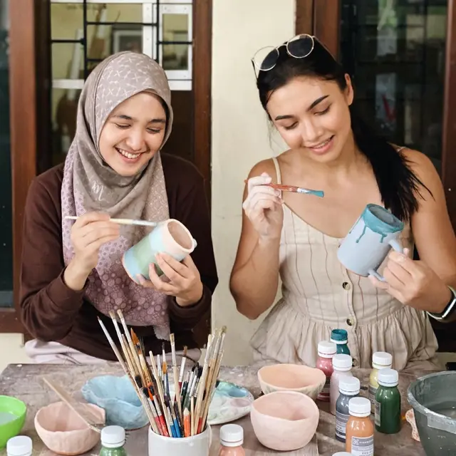 6 Pesona Seleb Wanita Saat Bikin Tembikar dari Tanah Liat Ini Curi Perhatian