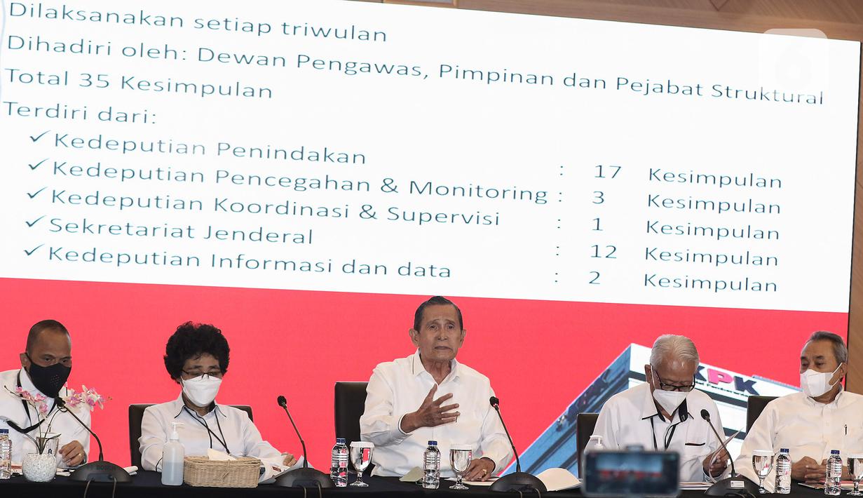 Ketua Dewan Pegawas KPK Tumpak Hatorangan Panggabean (tengah) bersama para anggota Syamsuddin Haris, Harjono, Albertina Ho dan Indriyanto Seno menyampaikan konferensi pers di Gedung ACLC KPK, Jakarta, Senin (9/1/2022). Keterangan pers tersebut terkait laporan akhir tahun Dewan Pengawas (Dewas) Komisi Pemberantasan Korupsi (KPK). (Liputan6.com/Johan Tallo)