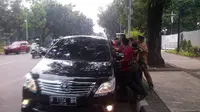 Jokowi bagi-bagi amplop di pinggir jalan