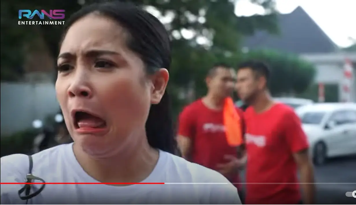 Tidak hanya panjat pinang, Nagita juga menanyakan hadiah untuk lomba sepak bola untuk putra dan putri. Ekspresinya Nagita mengetahui hadiah uang yang didapat untuk lomba tersebut. Ia langsung memberikan beberapa gepok uang lagi sebagai tambahan. (Youtube/Rans Entertainment)