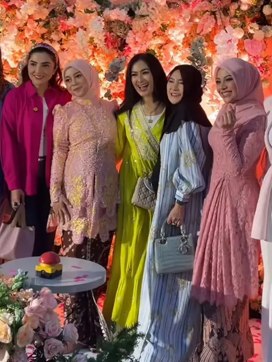 Misalnya saja Aurel Hermansyah mengenakan kebaya brokat model panjang pleated lengan puff, dipadukan kerudung pink polos. [@ashanty_ash]