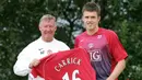 Pada awal musim 2006/2007 Alex Ferguson kepincut dengan penampilannya bersama Tottenham Hotspur. Michael Carrick pun didatangkan ke Old Trafford pada 2 Agustus 2006. Ia mendapatkan jersey bernomor 16 yang pernah dipakai Roy Keane. (AFP/Paul Ellis)