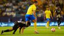 Striker Al Nassr, Cristiano Ronaldo berhasil melewati adangan seorang pemain Damac pada laga pekan ke-10 Liga Arab Saudi 2023/2024 yang berlangsung di King Saud University Stadium, Riyadh, Sabtu (21/10/2023) malam WIB. (instagram.com/alnassr)