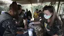 Para staf merawat seekor macan tutul yang terluka di sebuah pusat perlindungan satwa di Negara Bagian Goias, Brasil (27/9/2020). Kebakaran hutan di lahan basah Pantanal terus meluas hingga mengancam kehidupan satwa liar dan lingkungan sekitar. (Xinhua/Lucio Tavora)