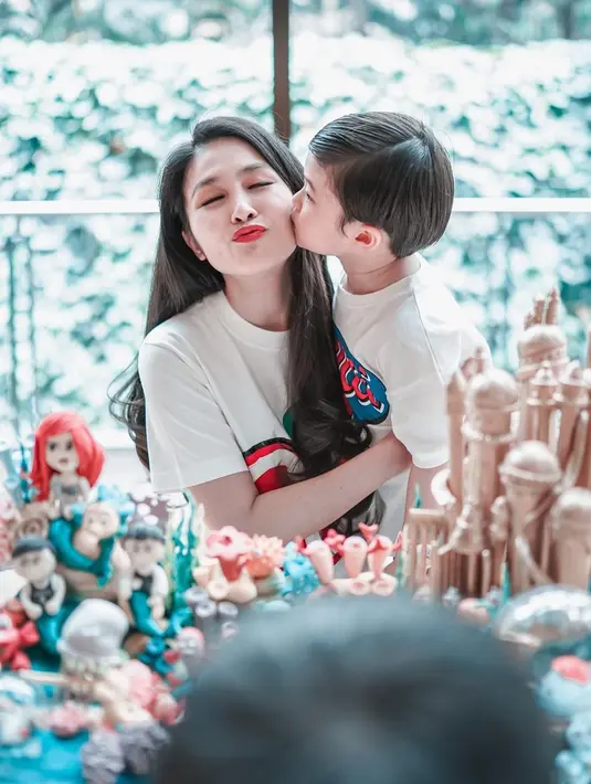 Bahkan, ibu dua anak ini mengaku awalnya berencana untuk santai-santai di rumah pada hari bertambahnya usia. Selain itu, ia juga tidak mau berfoto. Namun, niatan tersebut batal karena si anak sulung ingin berfoto bersama. (Liputan6.com/IG/@sandradewi88)