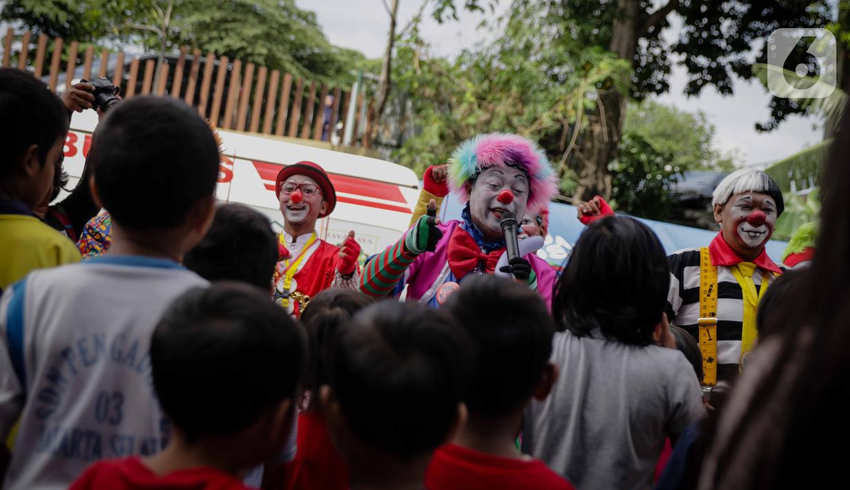 Badut yang tergabung dalam komunitas Aku Badut Indonesia (ABI) menghibur anak-anak di pengungsian korban banjir di Gor Pangadegan, Jakarta, Selasa (7/1/2020). Trauma healing diberikan para badut sebagai bentuk kepedulian terhadap anak-anak korban banjir Jakarta. (Liputan6.com/Faizal Fanani)