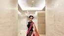 Ibunda dari Bilqis Khumairah Razak itu pamerkan pesonanya saat mengenakan baju khas India. gaya rambutnya pun membuat penampilannya semakin memukau. Ayu Ting Ting pun asyik berpose dengan berbagai macam gaya dengan latar belakang lorong yang terlihat mewah.(Instagram/ ayutingting92)