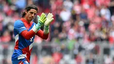 Kiper Bayern Muenchen, Yann Sommer bertepuk tangan saat ia masuk untuk pemanasan sebelum pertandingan melawan Hertha Berlin di Munich, Jerman selatan pada 30 April 2023. (AFP/Christof Stache)
