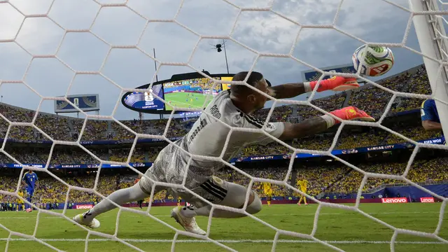 Kiper Curacao Eloy Room menyelamatkan gawangnya saat melawan Ekuador di Piala Dunia 2026