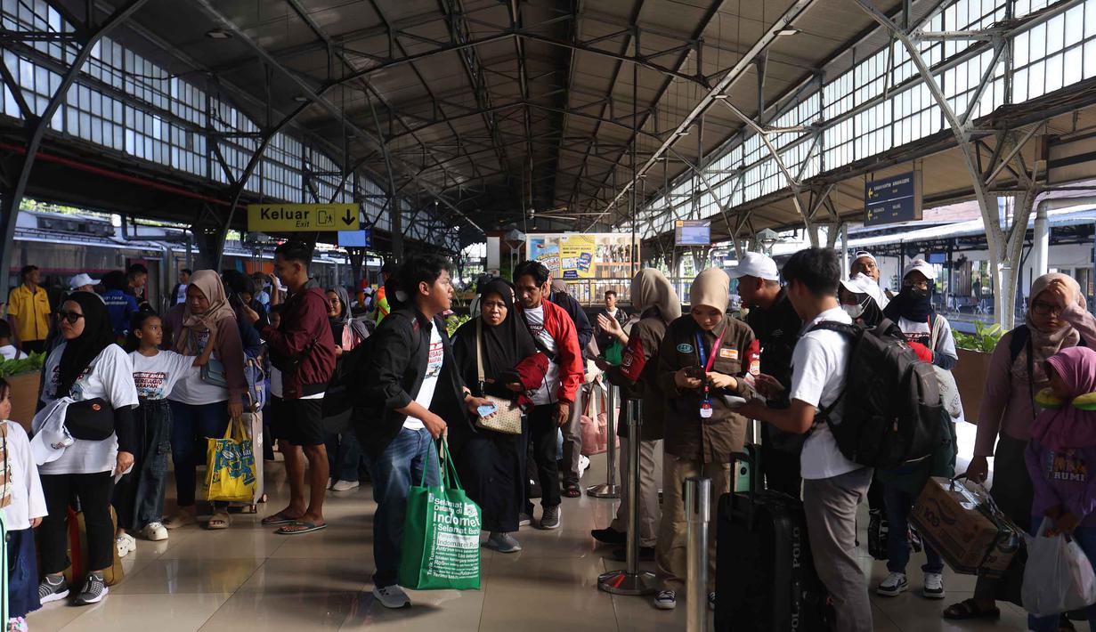 Ribuan calon penumpang Kereta Api Jarak Jauh terus berdatangan dan memadati area Stasiun Pasar Senen, Jakarta, untuk berangkat menuju sejumlah kota di pulau Jawa. Tampak dalam foto, calon penumpang sesaat sebelum masuk ke dalam Kereta Api Jarak Jauh di Stasiun Pasar Senen, Jakarta, Senin (16/3/2026). (Kapanlagi.com/Budy Santoso)
