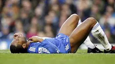 Striker Chelsea asal Pantai Gading, Didier Drogba terbaring di rumput saat laga lanjutan EPL melawan Everton di Stamford Bridge, London 12 Desember 2009. AFP PHOTO / Ian Kington