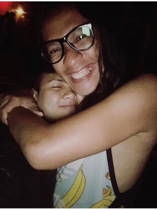 Bahkan beberapa kali mengaku masih belum percaya. Beruntung saat-saat susah dengan masalah keluarga, ia mendapat dukungan dari orang tercintanya. Sang ibu, Masayuki Pong datang dari Jepang pada Sabtu (11/3). (Instagram/ev0124)