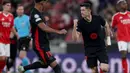 Barcelona berhasil memperkecil ketinggalan lewat gol penalti Robert Lewandowski pada menit ke-13. (FILIPE AMORIM/AFP)