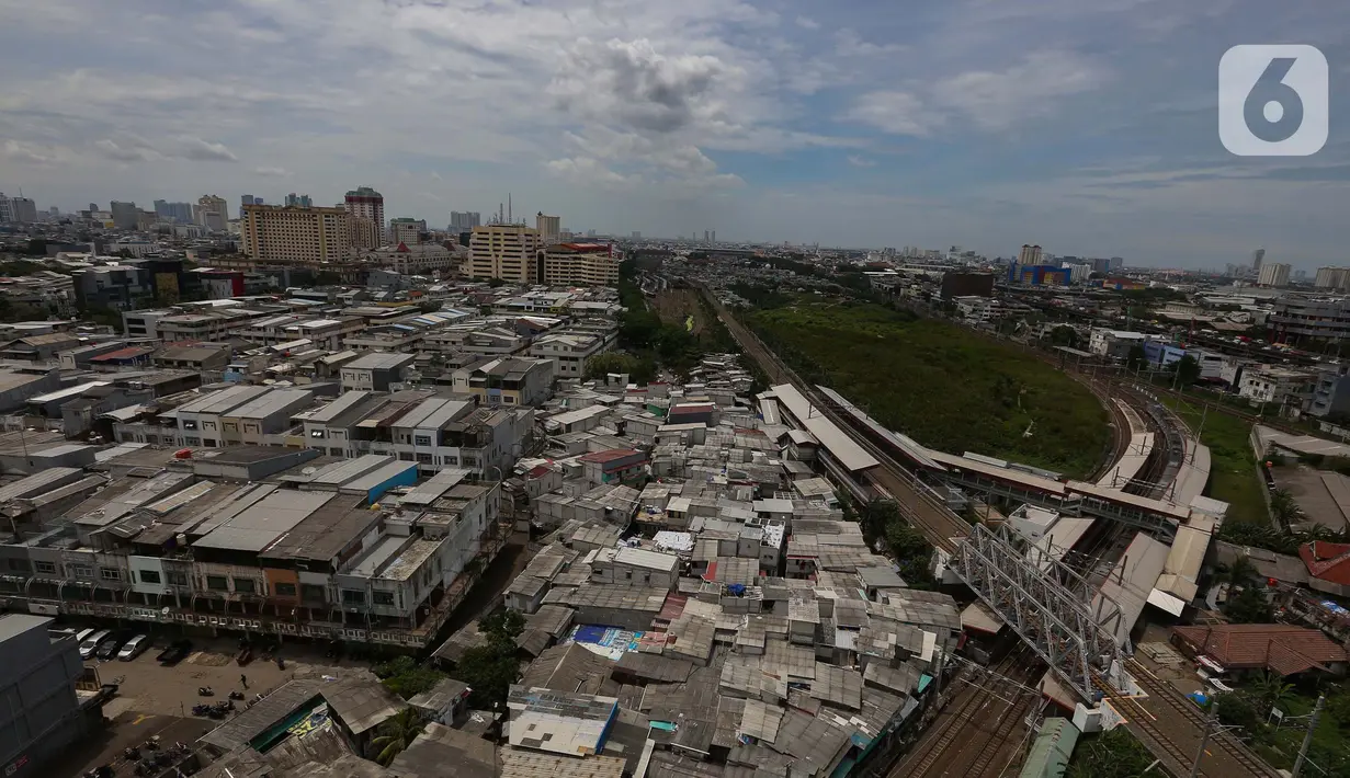 BPBD Jakarta juga menyatakan, warga yang terdampak telah mengungsi di tiga lokasi sementara yang menjadi posko pengungsian. (Liputan6.com/Angga Yuniar)