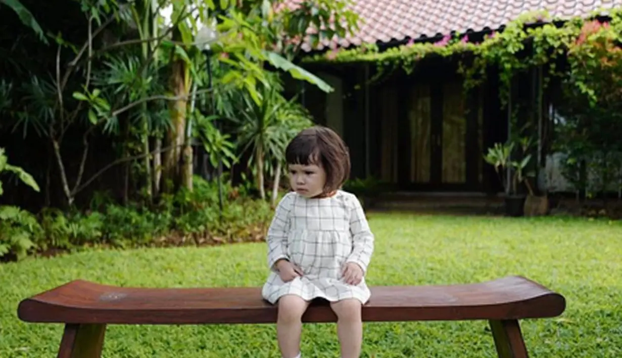 "Sekarang tambah bawel, udah bisa ngomong kalimat gitu, udah bisa ngomong yang aneh-aneh kayak bapaknya tidur udah bisa ngomong, 'geser kali', gitu. Sampe syok," ucap Gisel saat ditemui di kawasan SCBD, Jakarta, Kamis (2/2/2017). (Instagram/gisel_la)