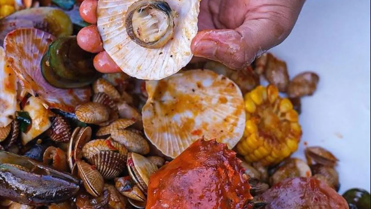 Sensasi Menyantap Hidangan Serba Seafood Dalam Bus Bandara di Yogyakarta