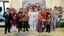 Anang Hermansyah, Azriel, dan Arsya kompak kenakan Batik bermotif phoenix dan celana panjang [@ashanty_ash]
