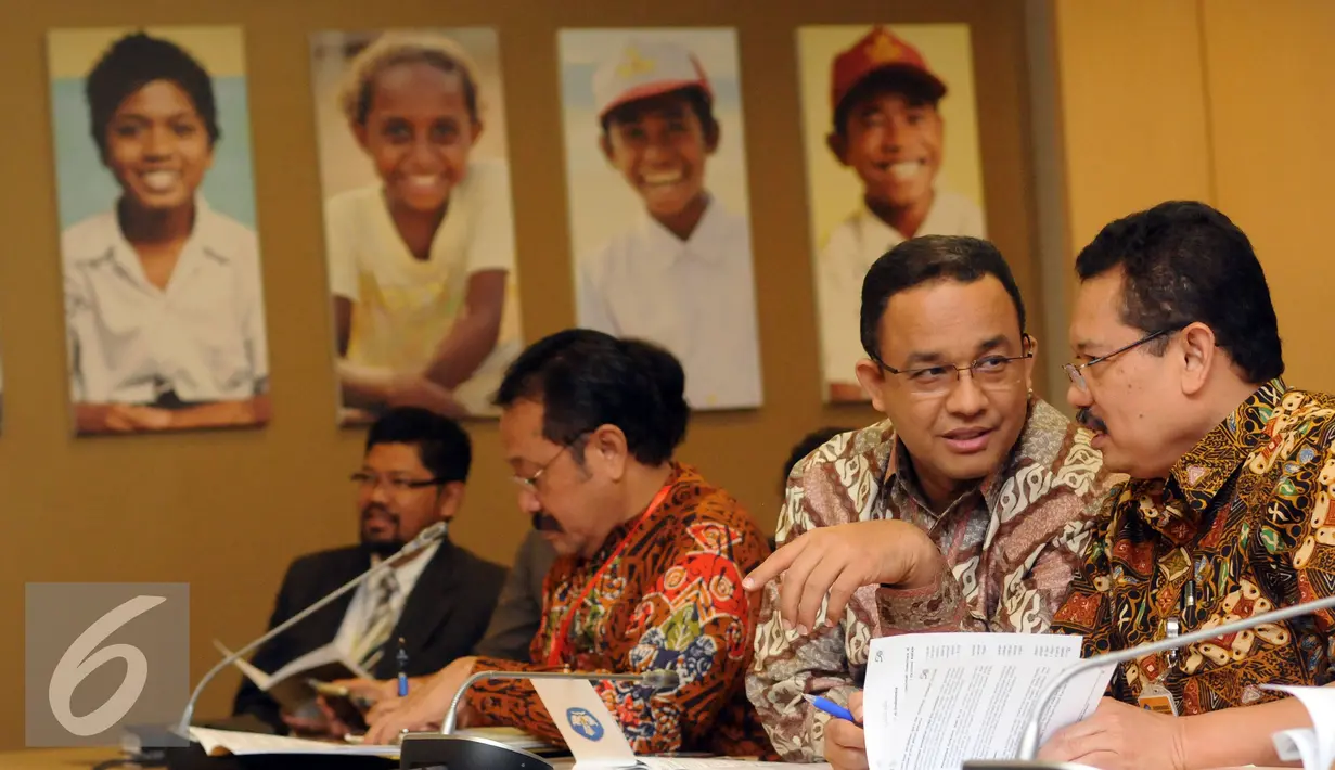 Mendikbud, Anies Baswedan (kedua kanan) berbincang dengan Sekjen Kemendikbud, Didik Suhardi di Gedung Kemendikbud, Jakarta, Kamis (8/10/2015). Anies memberikan beberapa pernyataan seputar 50 thn SEAMEO. (Liputan6.com/Helmi Fithriansyah)