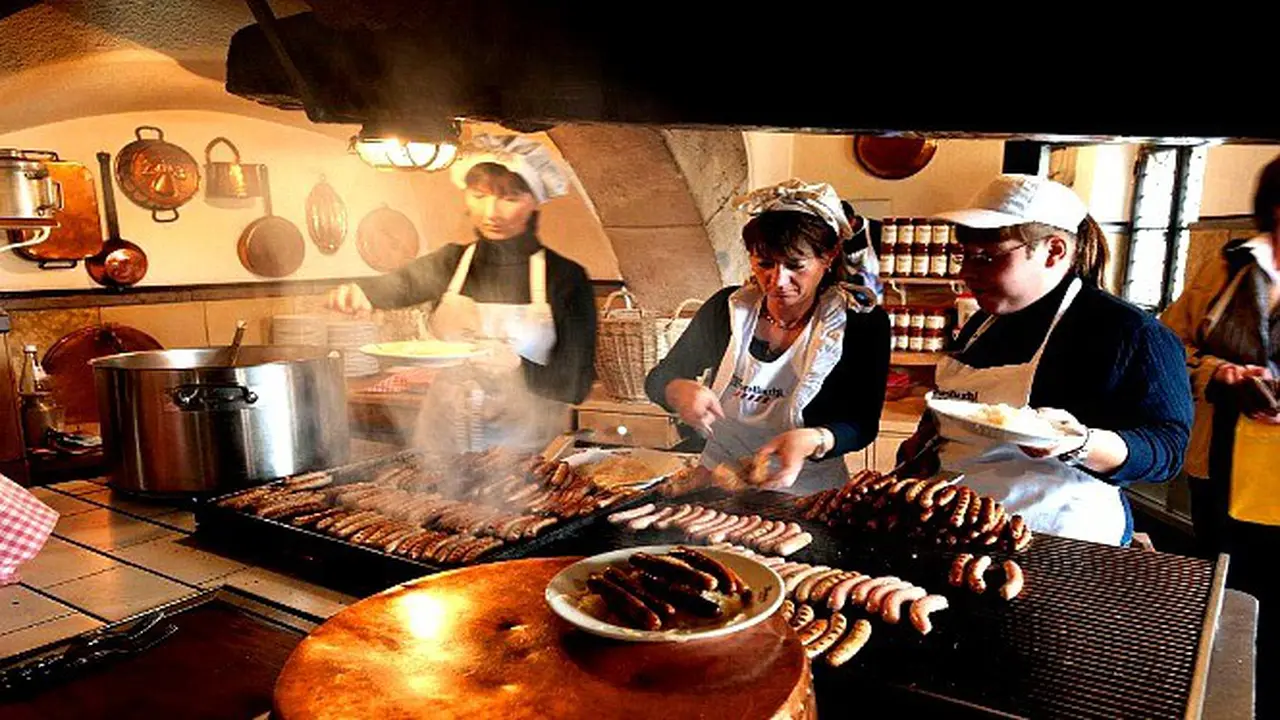 Hampir 900 Tahun, Dapur Sosis Pertama di Dunia Layani Pengunjung