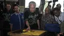Menteri Perdagangan Enggartiasto Lukita mengecek tahu di salah satu pabrik rumahan di Kompleks Gakopti, Semanan, Jakarta, Rabu (19/9). (Merdeka.com/Iqbal S Nugroho)